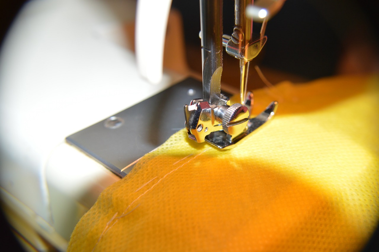 Dlaczego wykroje krawieckie i maszyna do szycia są niezbędne w uszyciu bluzy
