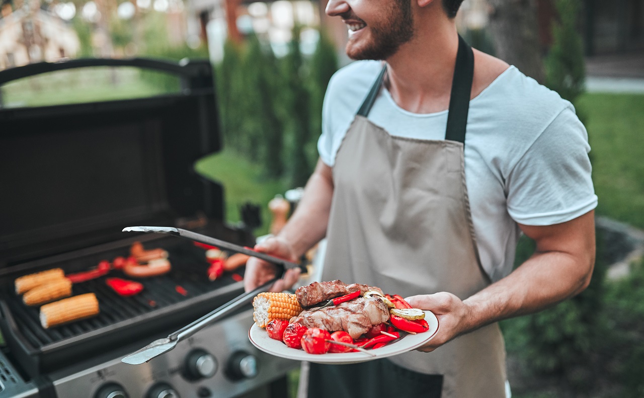 Za pomocą jakich rodzajów grilla można przyrządzić dobry posiłek na świeżym powietrzu?