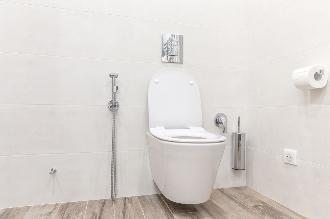 Podwieszany czy stojący – jaki model wc sprawdzi się w małej łazience?