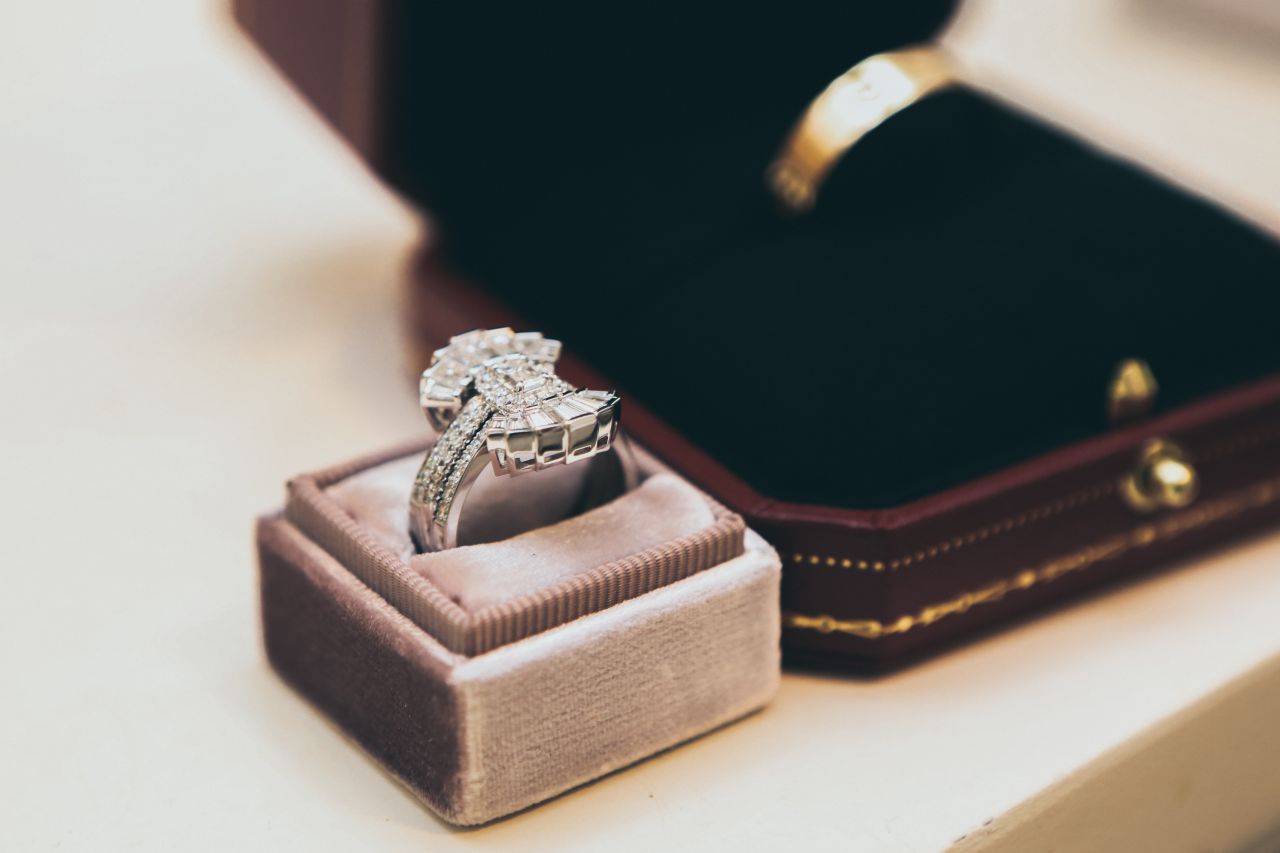 Czym kierować się przy wyborze pierścionka zaręczynowego dla ukochanej?