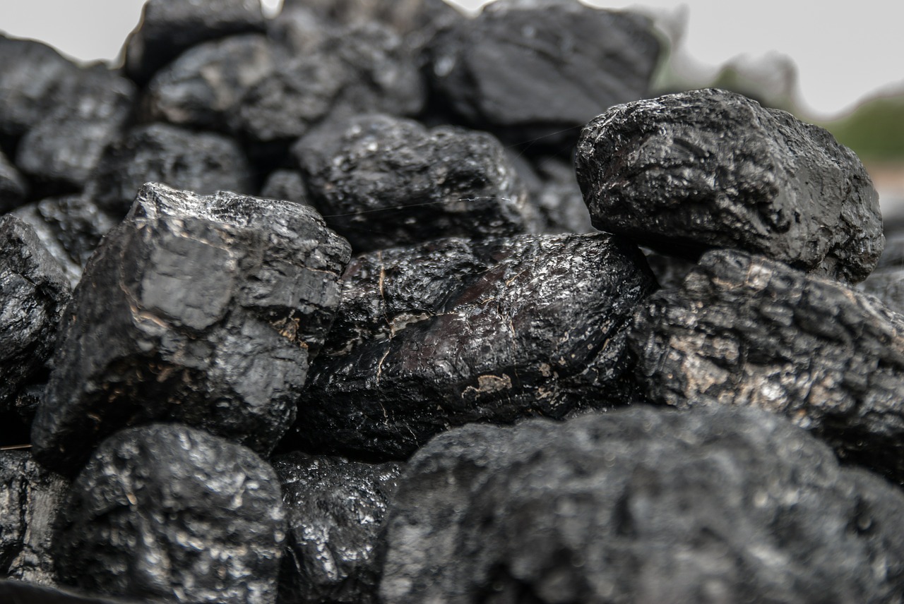 Węgiel – czy warto go stosować w ramach ogrzewania i jakie istnieją dla niego alternatywy?