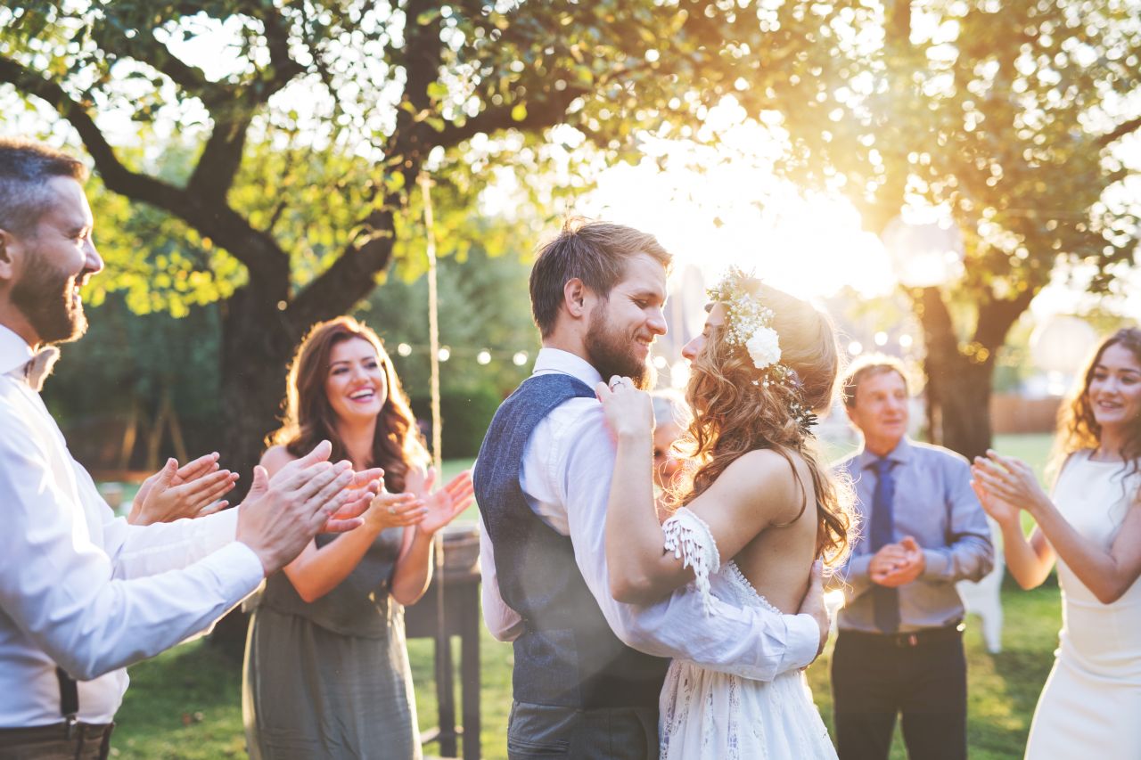Jak zaaranżować wesele, odbywające się na dworze?