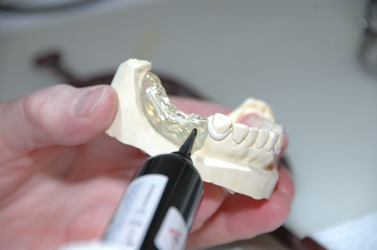 Protezy zębowe – rodzaje i charakterystyka