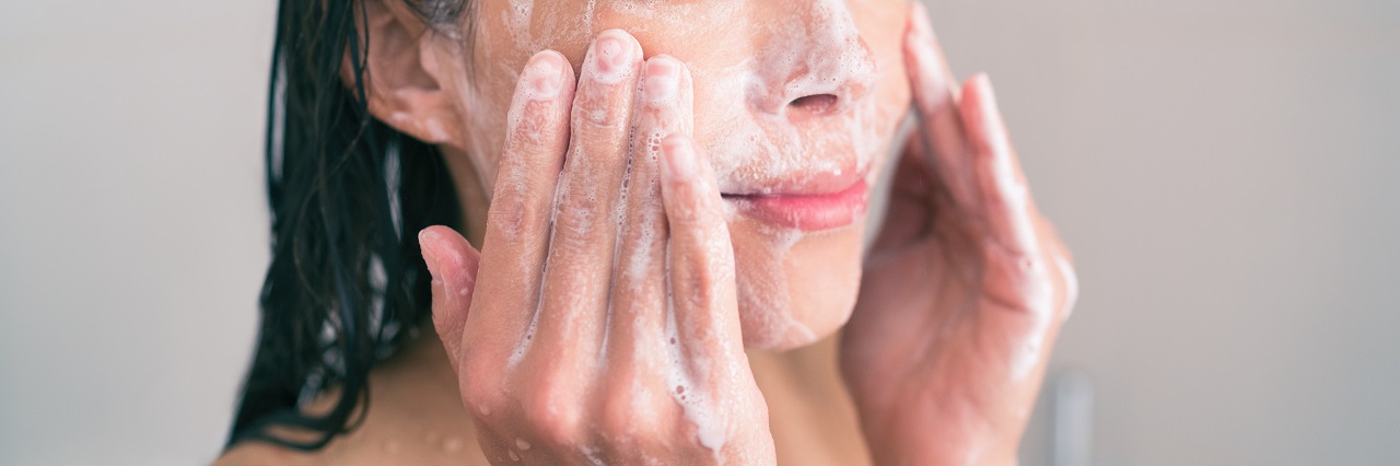 Jakie akcesoria posłużą nam do mycia i dezynfekcji twarzy?