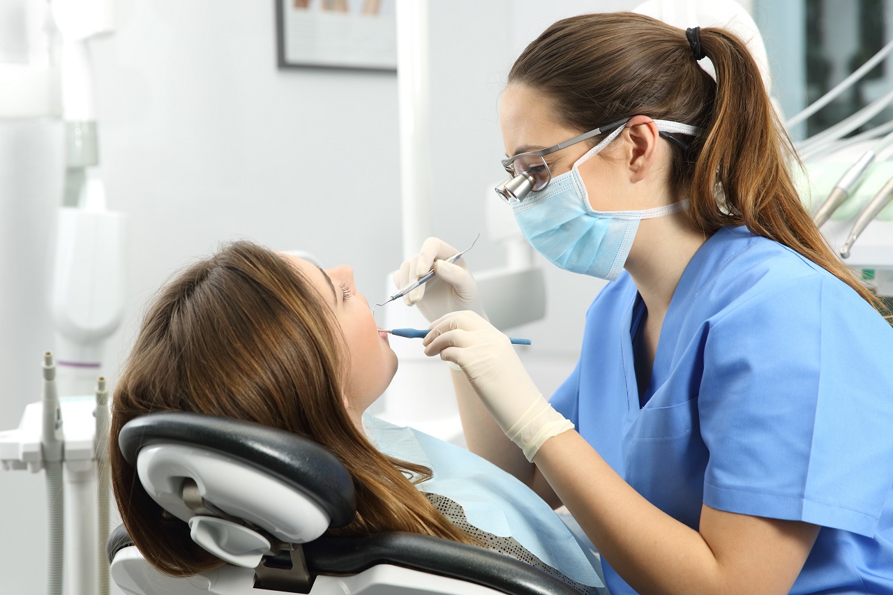 Jak znaleźć dentystę i zaoszczędzić pieniądze na opiece dentystycznej?