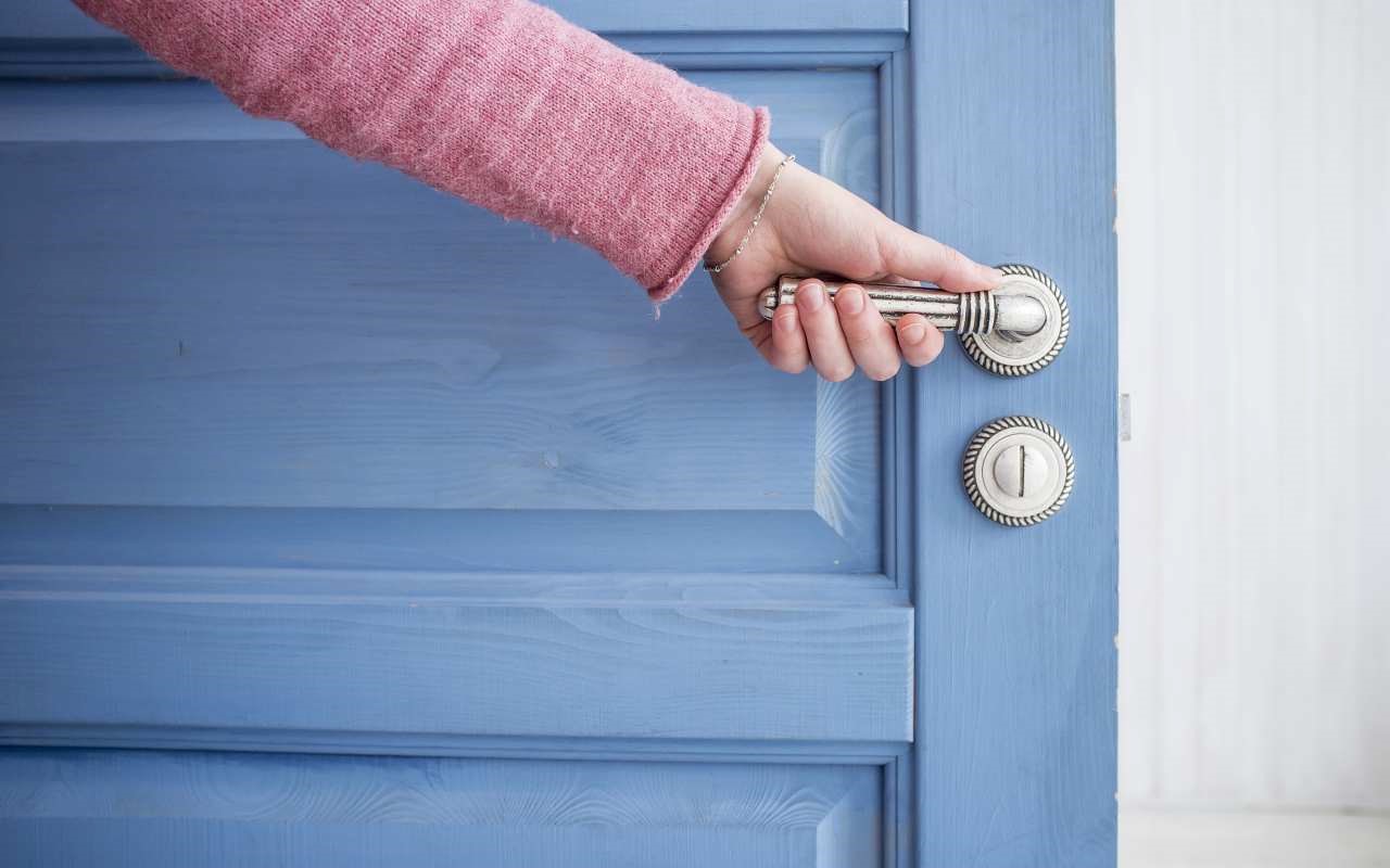 Zabezpieczenie drzwi przed włamaniem za pomocą dedykowanego zamka